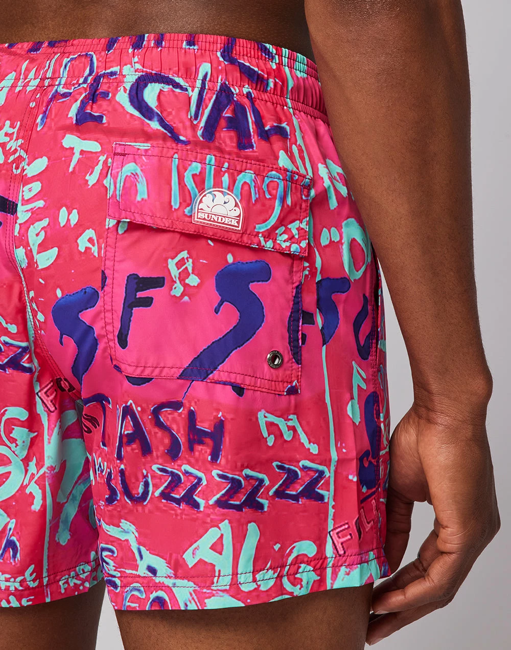 Sundek COSTUME DA BAGNO CORTO A VITA ELASTICATA STAMPA MANIFESTO - immagine 3